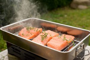 Fisch mit einem Tischräucherofen räuchern